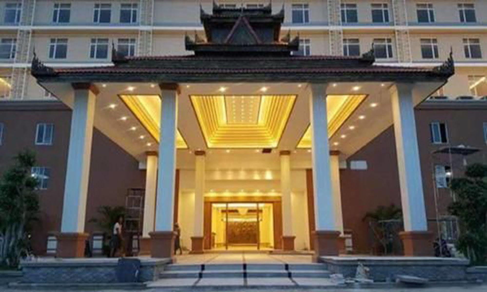 Отель Golden 4*